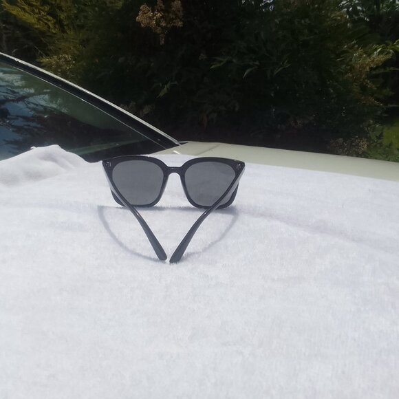 Best-selling stylish luxury well-done sunglass for him/her brand new main image 4